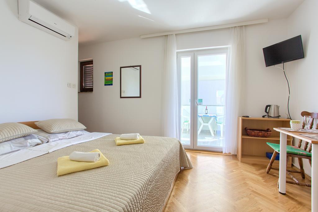 Apartments Vlatko Krk Town Buitenkant foto